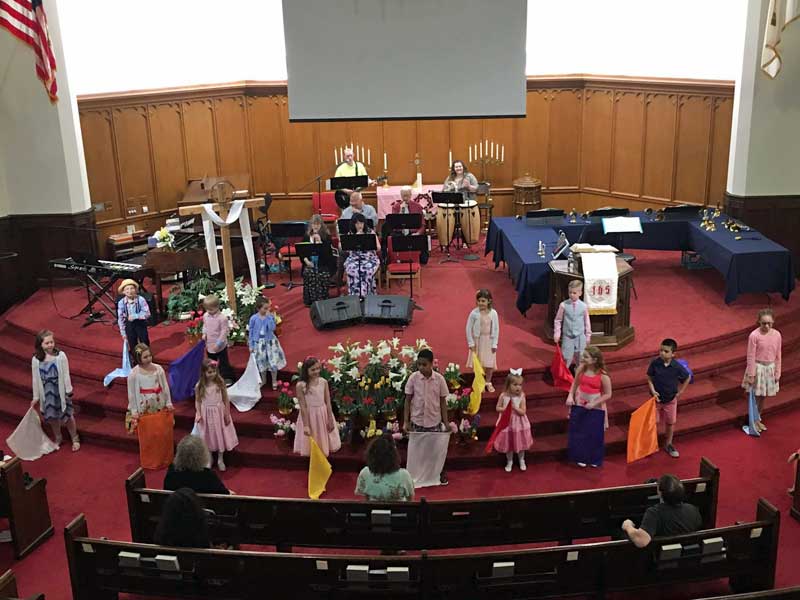 Children's Choir singing on Easter 2019.